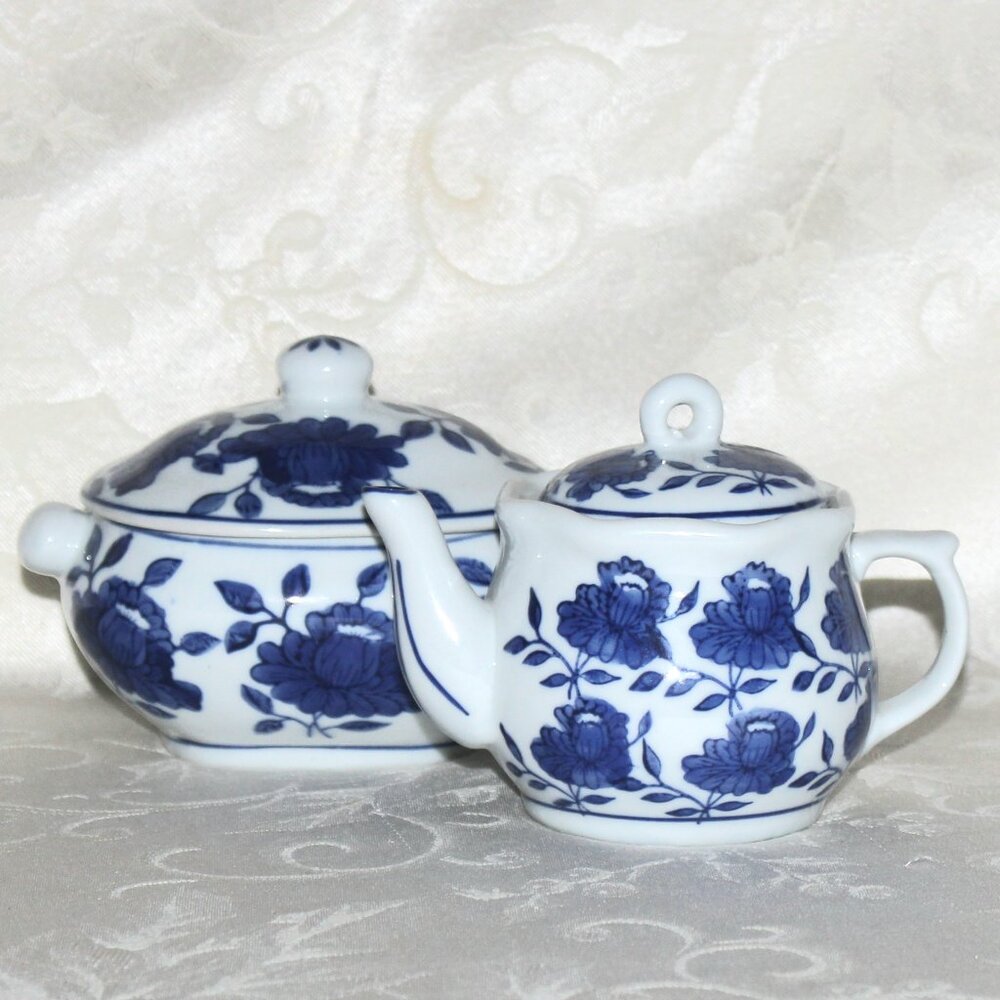 Vintage Blue & White Teapot with Sugar Bowl | Gryphonware